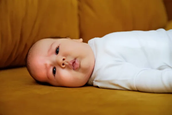 Νεογέννητο Μωρό Βρίσκεται Στο Ντιβάν Νεογέννητο Μωρό Δείχνει Διαφορετικά Συναισθήματα — Φωτογραφία Αρχείου