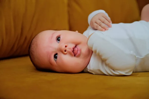 Новонароджена Дитина Лежить Девані Новонароджена Дитина Показує Різні Емоції — стокове фото