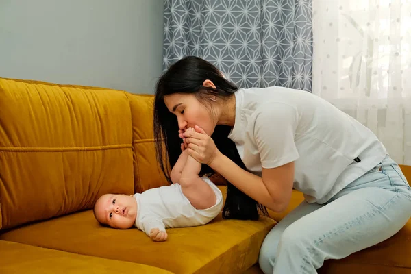 Máma Líbá Nohy Novorozence Koncept Polibku Mateřské Lásky — Stock fotografie