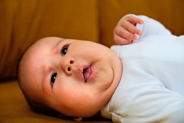 Νεογέννητο Μωρό Βρίσκεται Στο Ντιβάν Νεογέννητο Μωρό Δείχνει Διαφορετικά Συναισθήματα — Φωτογραφία Αρχείου