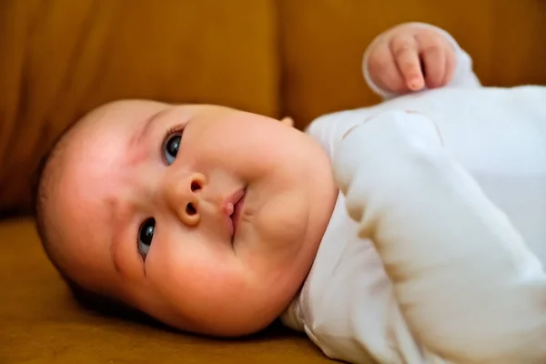 Bebé Recém Nascido Está Dewan Bebê Recém Nascido Mostra Emoções — Fotografia de Stock
