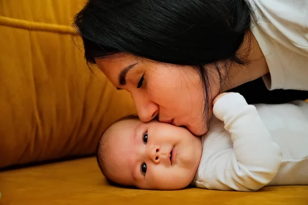 Anne Yeni Doğmuş Bir Bebeğin Yanağını Öper Öpücük Konsepti Anne — Stok fotoğraf