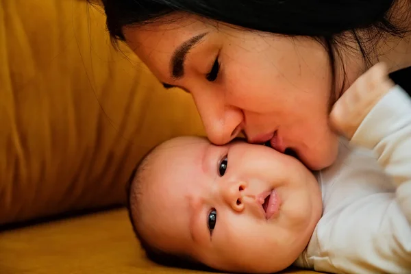 Matka Líbá Tvář Novorozence Koncept Polibku Mateřské Lásky — Stock fotografie