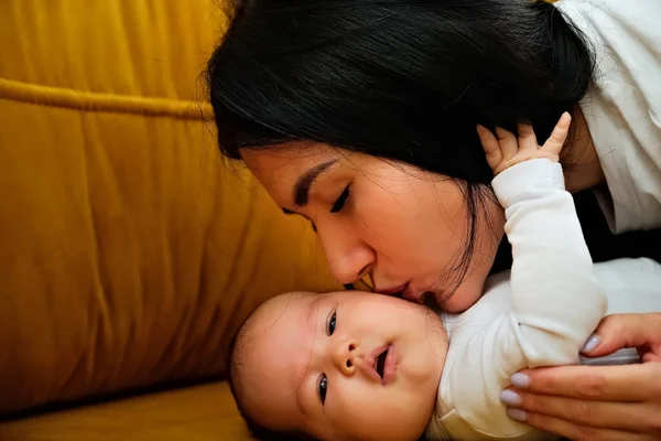 Matka Líbá Tvář Novorozence Koncept Polibku Mateřské Lásky — Stock fotografie