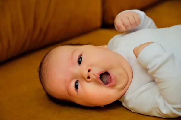 Новонароджена Дитина Лежить Девані Новонароджена Дитина Показує Різні Емоції — стокове фото