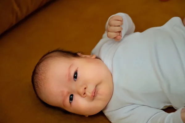 Bebé Recém Nascido Está Dewan Bebê Recém Nascido Mostra Emoções — Fotografia de Stock