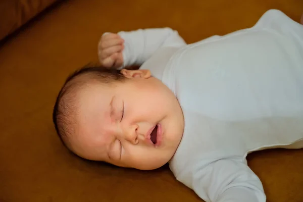 กทารกแรกเก ดนอนอย บนหงส ทารกแรกเก ดแสดงอารมณ แตกต างก — ภาพถ่ายสต็อก