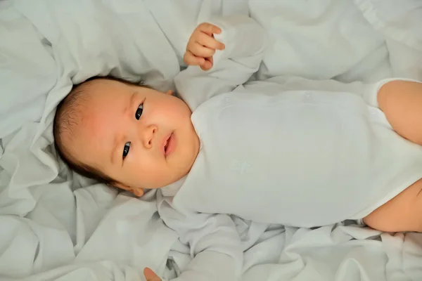 Bebê Recém Nascido Sorri Mostra Emoções Bebê Encontra Pano Branco — Fotografia de Stock