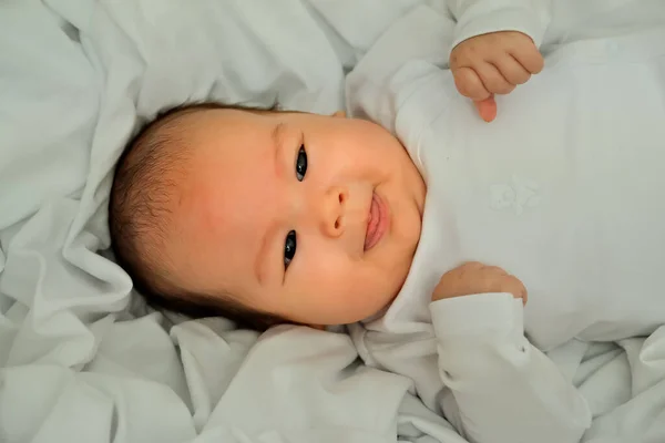 Bebê Recém Nascido Sorri Mostra Emoções Bebê Encontra Pano Branco — Fotografia de Stock