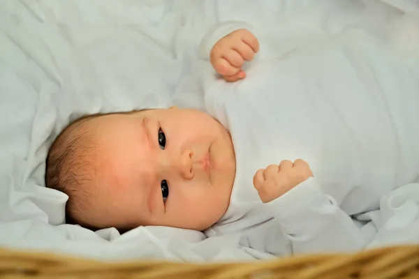 Bebé Recién Nacido Sonríe Ríe Muestra Emociones Bebé Encuentra Paño — Foto de Stock