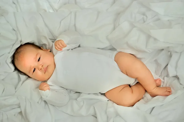 Pasgeboren Baby Lacht Lacht Toont Emoties Baby Ligt Een Witte — Stockfoto