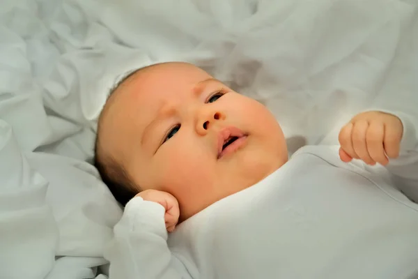 Новорожденный Ребенок Улыбается Смеется Показывает Эмоции Ребенок Лежит Белом Полотне — стоковое фото