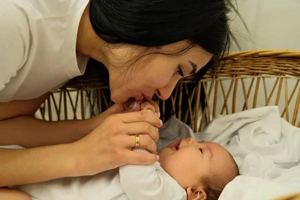 Matka Líbá Ruku Novorozence Koncept Polibku Mateřské Lásky — Stock fotografie