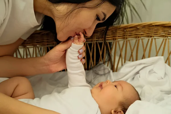 Madre Besa Mano Recién Nacido Concepto Beso Amor Maternal —  Fotos de Stock