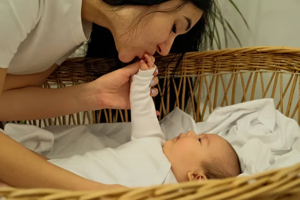 Madre Besa Mano Recién Nacido Concepto Beso Amor Maternal —  Fotos de Stock