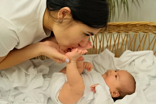 Mamá Besa Las Piernas Bebé Recién Nacido Concepto Beso Amor —  Fotos de Stock
