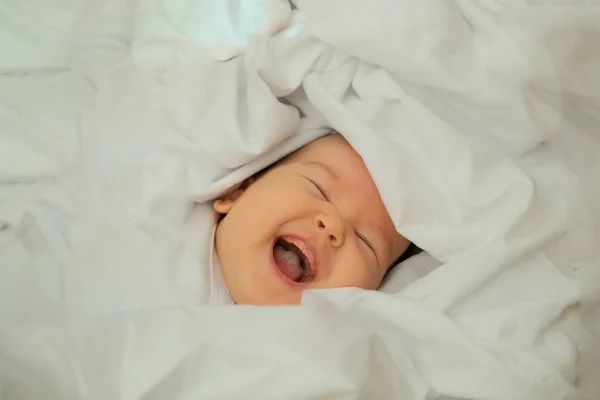 Noworodek Uśmiecha Się Śmieje Okazuje Emocje Dziecko Leży Białej Tkaninie — Zdjęcie stockowe