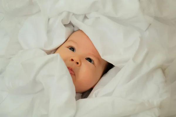 Bebé Recién Nacido Sonríe Ríe Muestra Emociones Bebé Encuentra Paño — Foto de Stock
