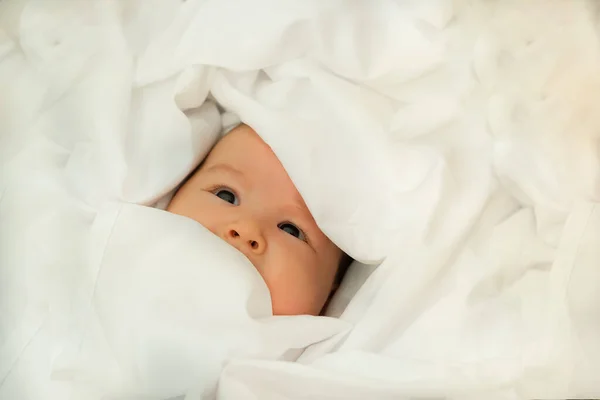 Новорожденный Ребенок Улыбается Смеется Показывает Эмоции Ребенок Лежит Белом Полотне — стоковое фото