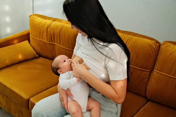 Madre Sostiene Niño Bebé Sus Brazos Alimentar Recién Nacido Con —  Fotos de Stock