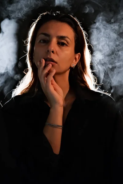 Silhueta Uma Menina Escuro Fumar Vapor Menina Quarto Escuro — Fotografia de Stock
