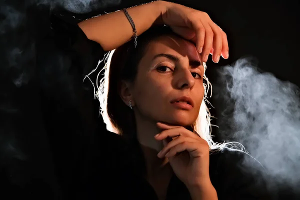 Silhouette Une Fille Dans Noir Fumée Vapeur Fille Dans Une — Photo