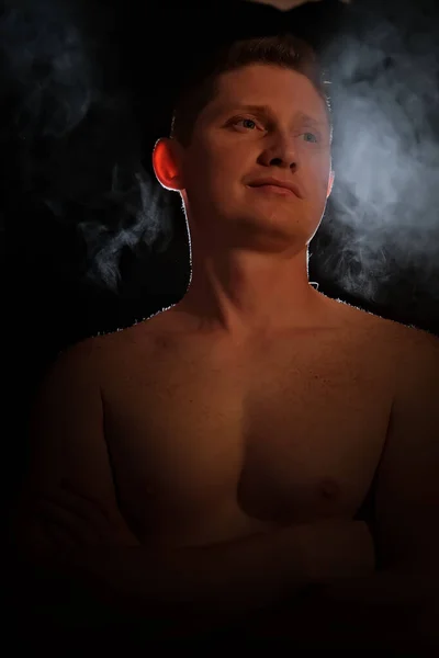 Silhouette Eines Typen Männer Dunkeln Rauch Dampf Mann Einem Dunklen — Stockfoto