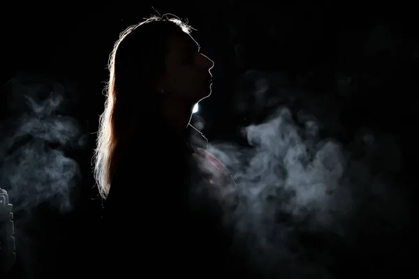 Sylwetka Dziewczyny Ciemności Dym Para Dziewczyna Ciemnym Pokoju — Zdjęcie stockowe