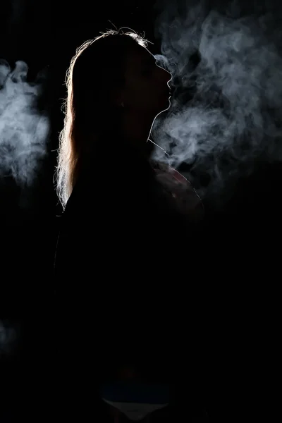 Sylwetka Dziewczyny Ciemności Dym Para Dziewczyna Ciemnym Pokoju — Zdjęcie stockowe
