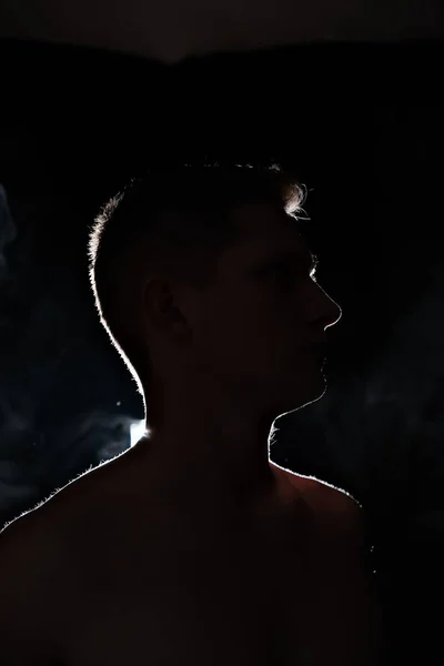 Bir Adamın Silüeti Karanlıktaki Adamlar Duman Buhar Karanlık Odadaki Adam — Stok fotoğraf