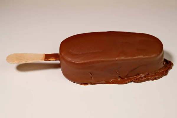 Čokoládová Zmrzlina Taje Bílém Pozadí — Stock fotografie