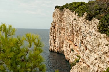 Karadağ 'da Akdeniz kıyısındaki kireçtaşı kayalıkları