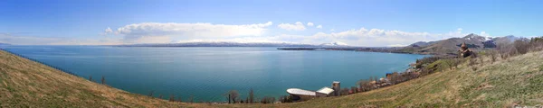 Vista Lago Sevan Picos Cobertos Neve Torno Dele Armênia — Fotografia de Stock