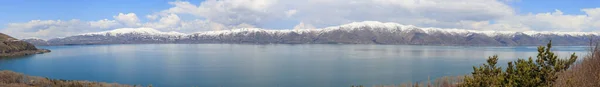 Вид Озеро Севан Заснеженные Вершины Вокруг Армении — стоковое фото
