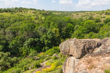 Arbuzynsky kanyonu, Ukrayna 'nın Mykolaiv Oblastı' nın Voznesenskyi bölgesinde Arbuzynka nehri kıyısındaki Trykraty köyü yakınlarında bulunan bir kanyondur.