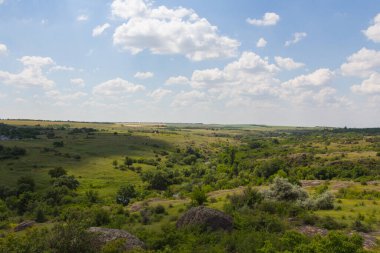 Ukrayna 'nın Mykolaiv Oblastı' nın Voznesenskyi bölgesinde Arbuzynka nehri yakınlarındaki Trykraty köyü yakınlarındaki Arbuzynsky Kanyonu yakınlarındaki bozkır manzarası