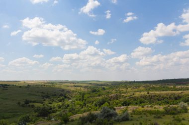 Ukrayna 'nın Mykolaiv Oblastı' nın Voznesenskyi bölgesinde Arbuzynka nehri yakınlarındaki Trykraty köyü yakınlarındaki Arbuzynsky Kanyonu yakınlarındaki bozkır manzarası