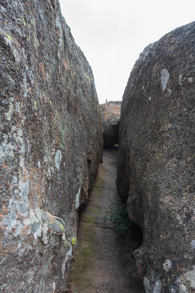 Ένα Στενό Πέρασμα Ανάμεσα Δύο Μεγάλες Πέτρες Στο Φαράγγι Arbuzynsky — Φωτογραφία Αρχείου