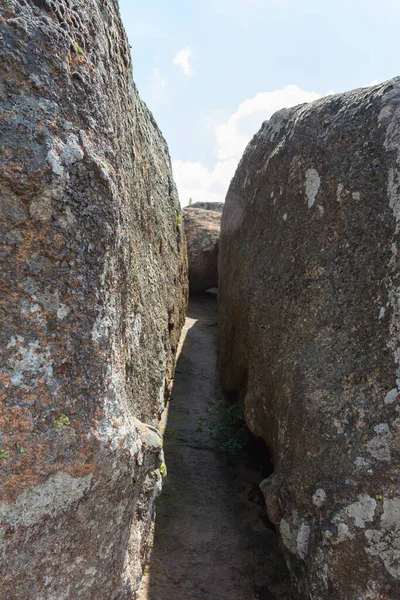 Estrecho Paso Entre Dos Grandes Piedras Cañón Arbuzynsky Cerca Aldea — Foto de Stock