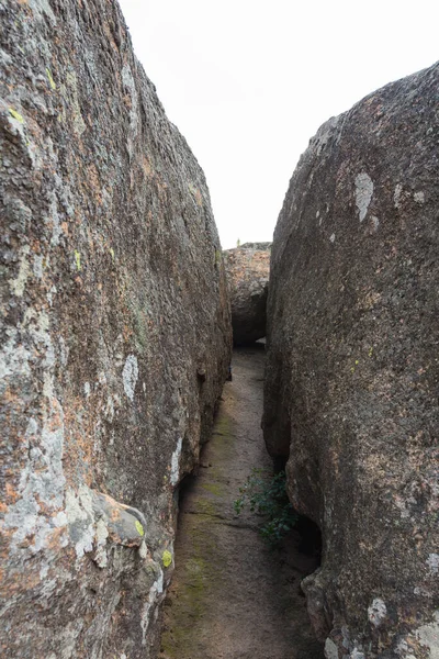 Ένα Στενό Πέρασμα Ανάμεσα Δύο Μεγάλες Πέτρες Στο Φαράγγι Arbuzynsky — Φωτογραφία Αρχείου