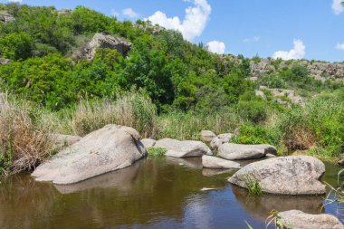 Aktove Kanyonu 'nun dibindeki büyük düz taşlar, Ukrayna' nın Mykolaiv Oblastı bölgesinde Mertvovod nehri üzerinde Aktove köyü yakınlarında bir kanyondur.