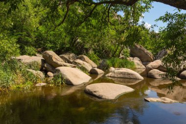 Aktove Kanyonu 'nun dibindeki büyük düz taşlar, Ukrayna' nın Mykolaiv Oblastı bölgesinde Mertvovod nehri üzerinde Aktove köyü yakınlarında bir kanyondur.