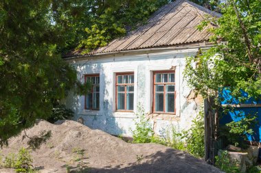 Ukrayna 'nın Voznesensky Bölgesi, Mykolaiv Bölgesi, Trykraty köyündeki mavi ev