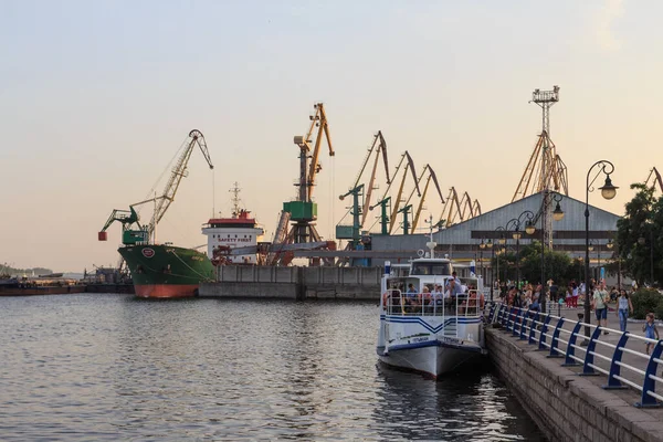 Buque Carga Puerto Ciudad Kherson Atardecer Ucrania Junio 2019 — Foto de Stock