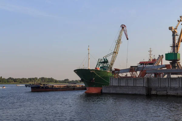 Buque Carga Puerto Ciudad Kherson Atardecer Ucrania — Foto de Stock