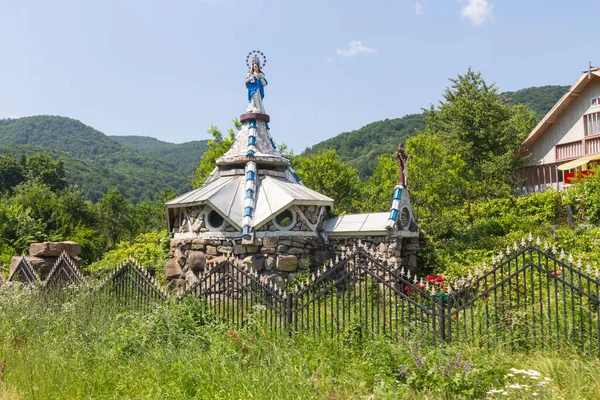 Uma Bela Cripta Lado Estrada Atrás Uma Cerca Roménia — Fotografia de Stock