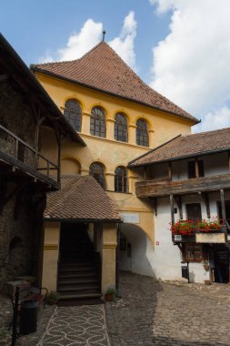 Prejmer şehrindeki tarihi kilise kalesinin giriş kulesi. Transilvanya. Romanya