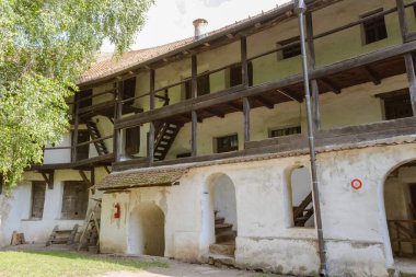 Prejmer şehrindeki tarihi kilise kalesinin koruyucu duvarlarındaki odaların manzarası. Transilvanya. Romanya