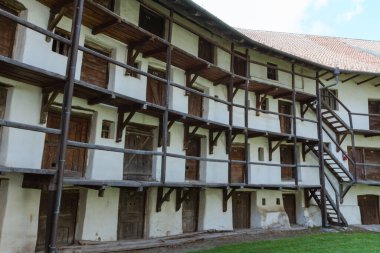 Prejmer şehrindeki tarihi kilise kalesinin koruyucu duvarlarındaki odaların manzarası. Transilvanya. Romanya