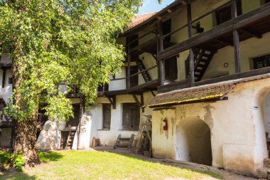 Prejmer şehrindeki tarihi kilise kalesinin koruyucu duvarlarındaki odaların manzarası. Transilvanya. Romanya